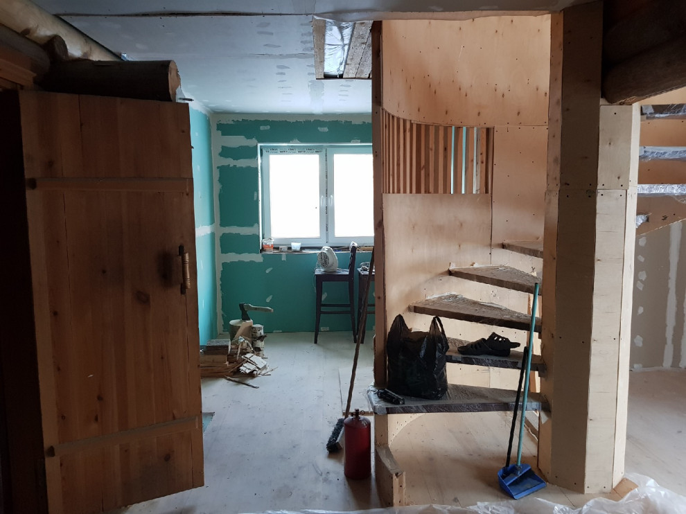 Маленькая кухня в доме из бруса с камином