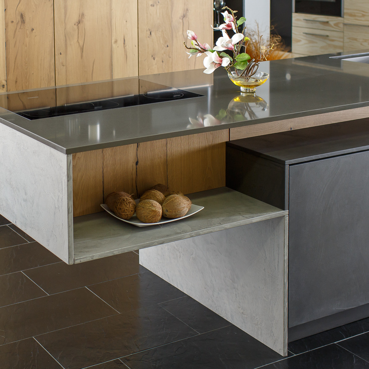 Обложка проекта: Кухня с серой столешницей из кварцевого камня Quartzforms