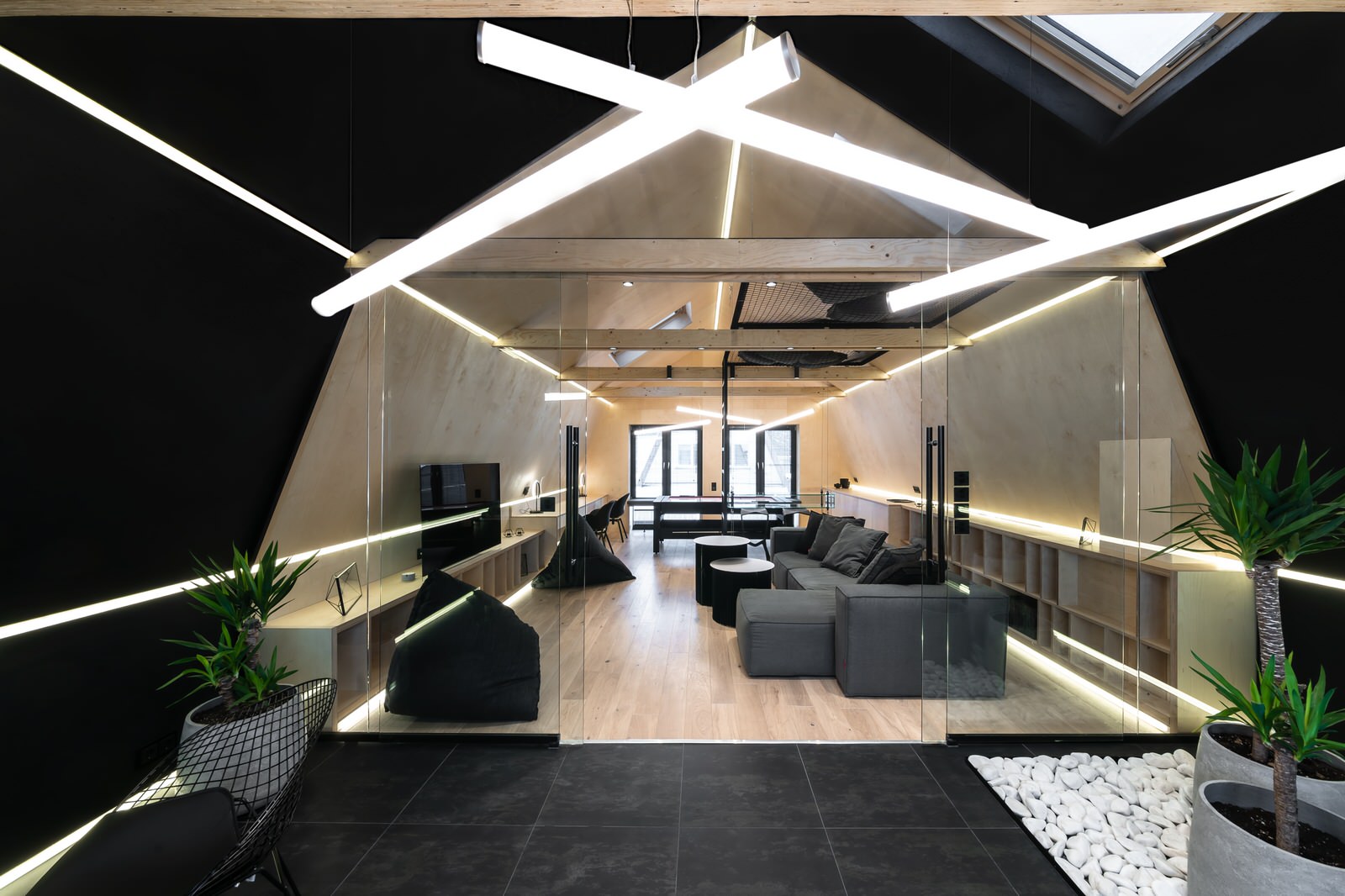 Проект недели: Мансарда с двухъярусной ТВ-зоной и зимним садом