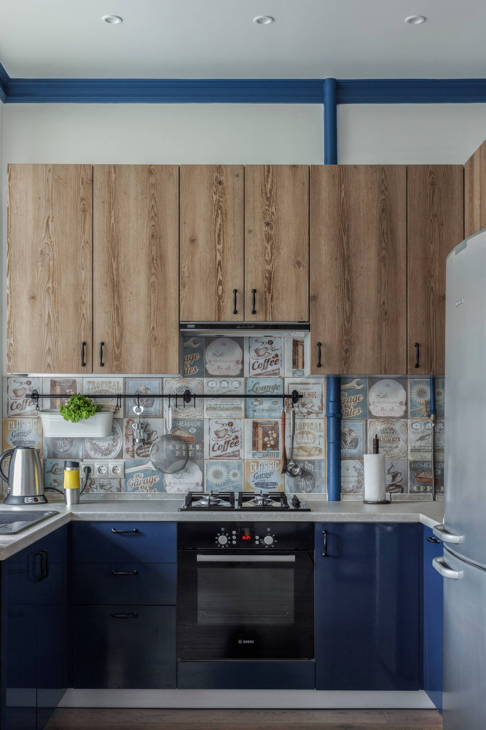 Houzz тур: Микки Маус и синие карнизы в «двушке» для пары