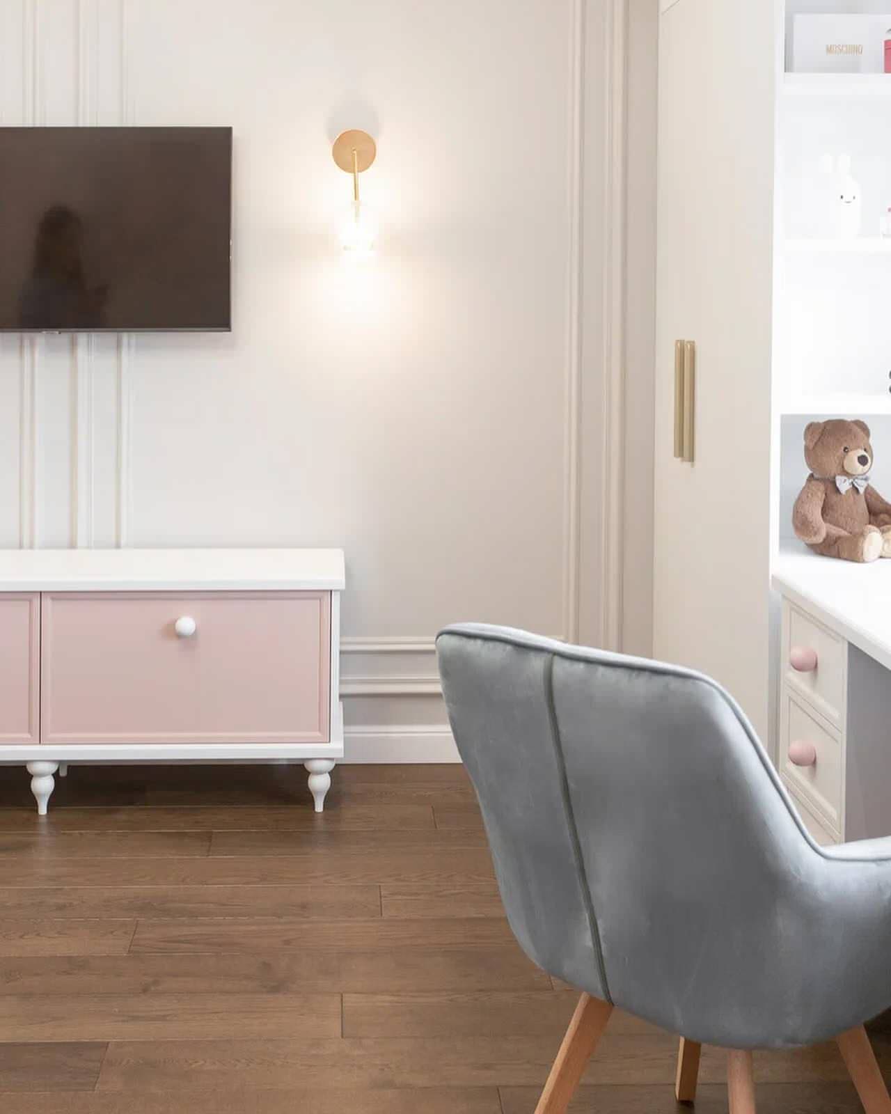 Интерьер детской комнаты в нежно-розовом цвете