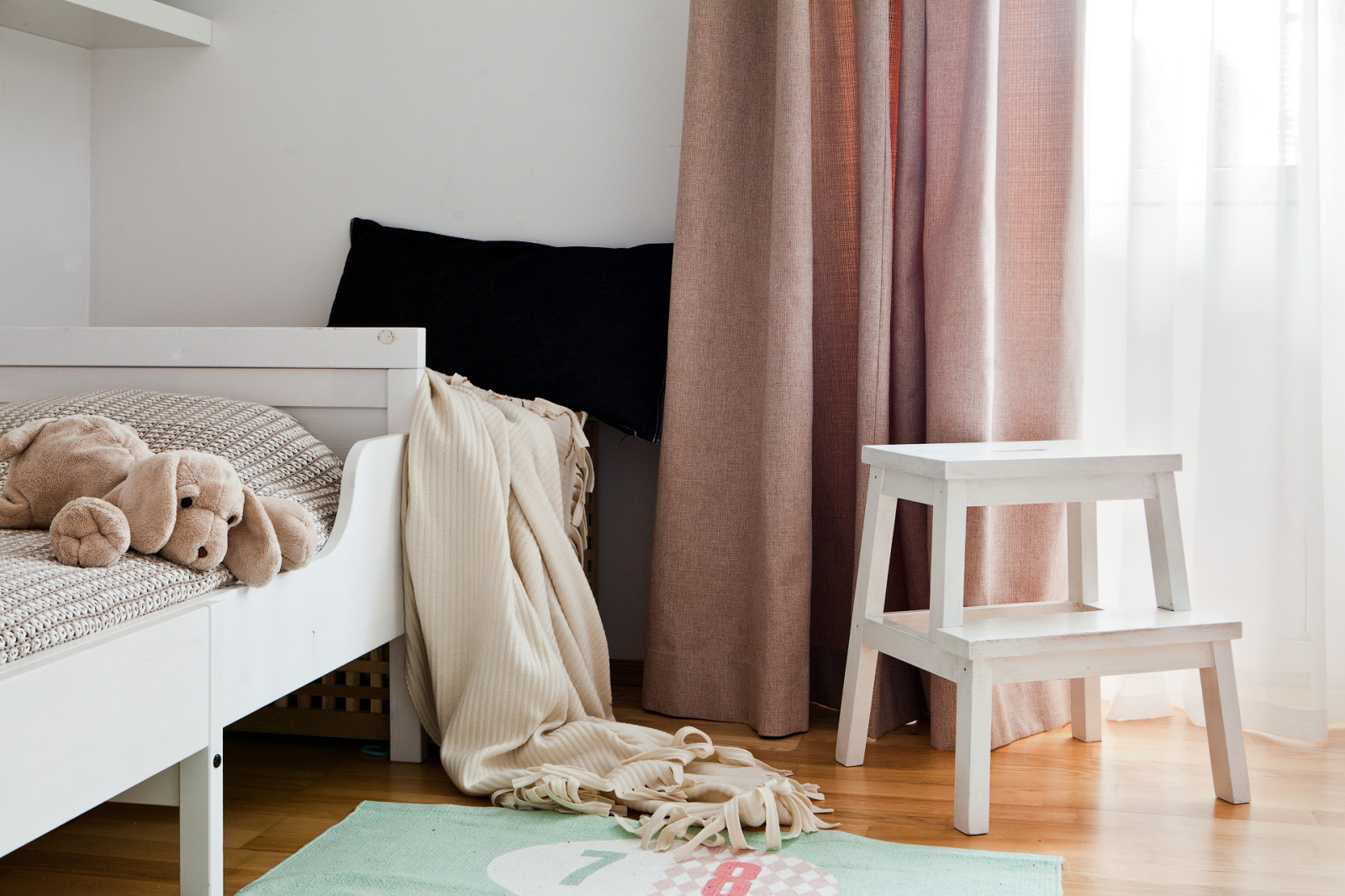 Шторы из рогожки для белой спальни