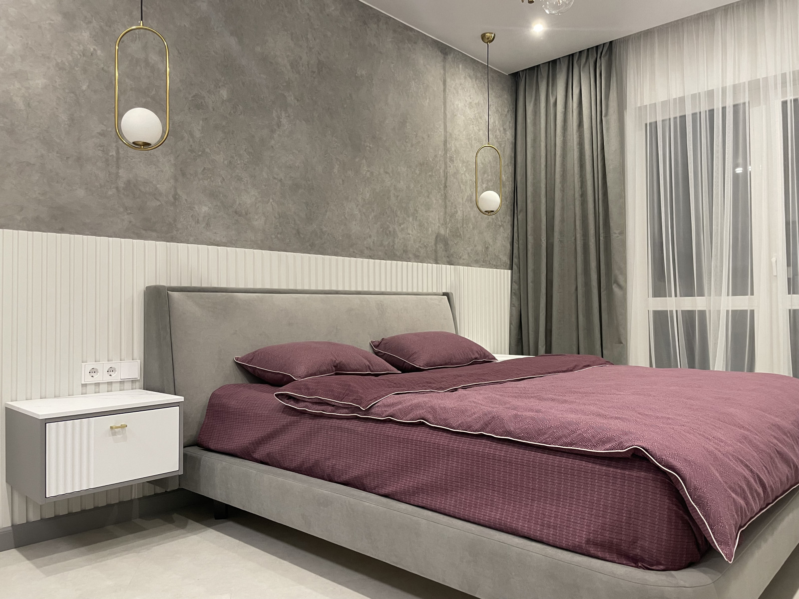 Реализованная квартира для молодой девушки "50 оттенков серого". Спальня