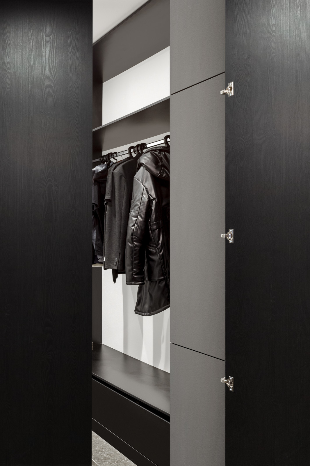 Houzz тур: 50 кв.м — чёрный интерьер с алыми акцентами