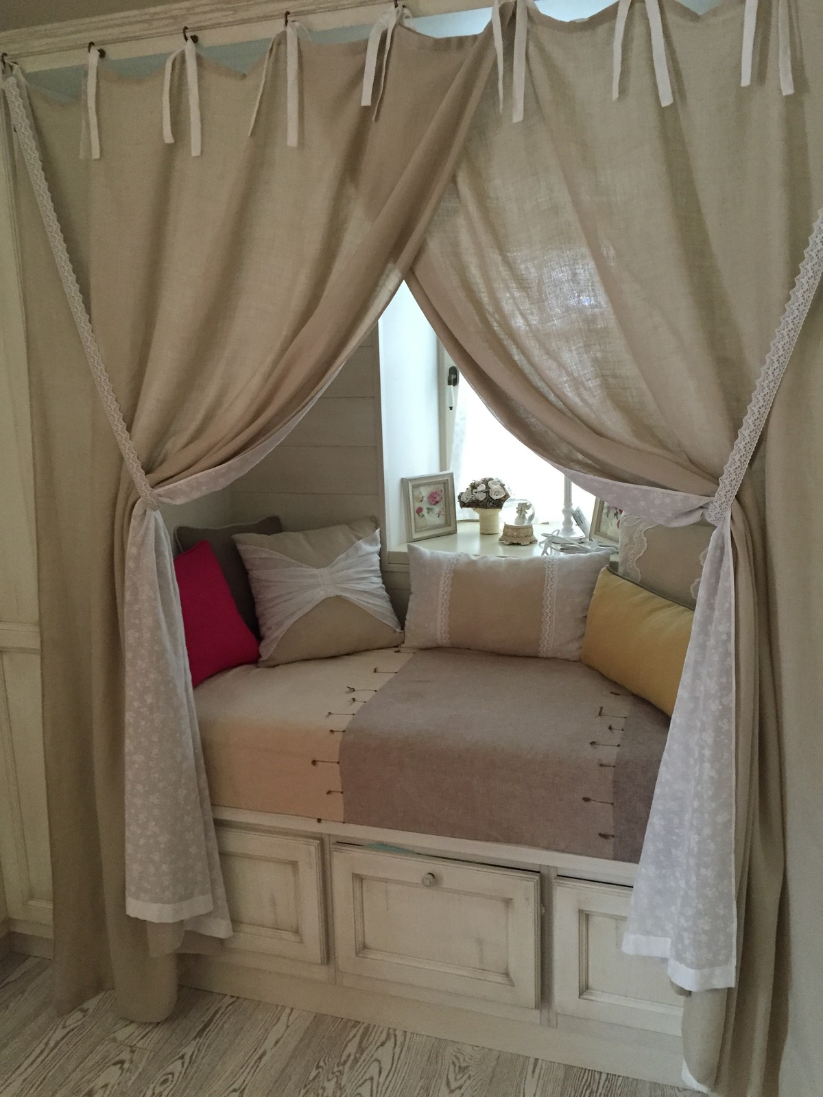 Уютный диванчик с декоративными подушками