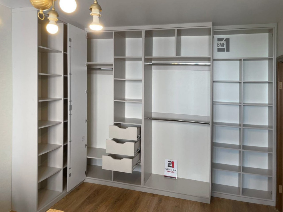 Распашной шкаф для гостиной