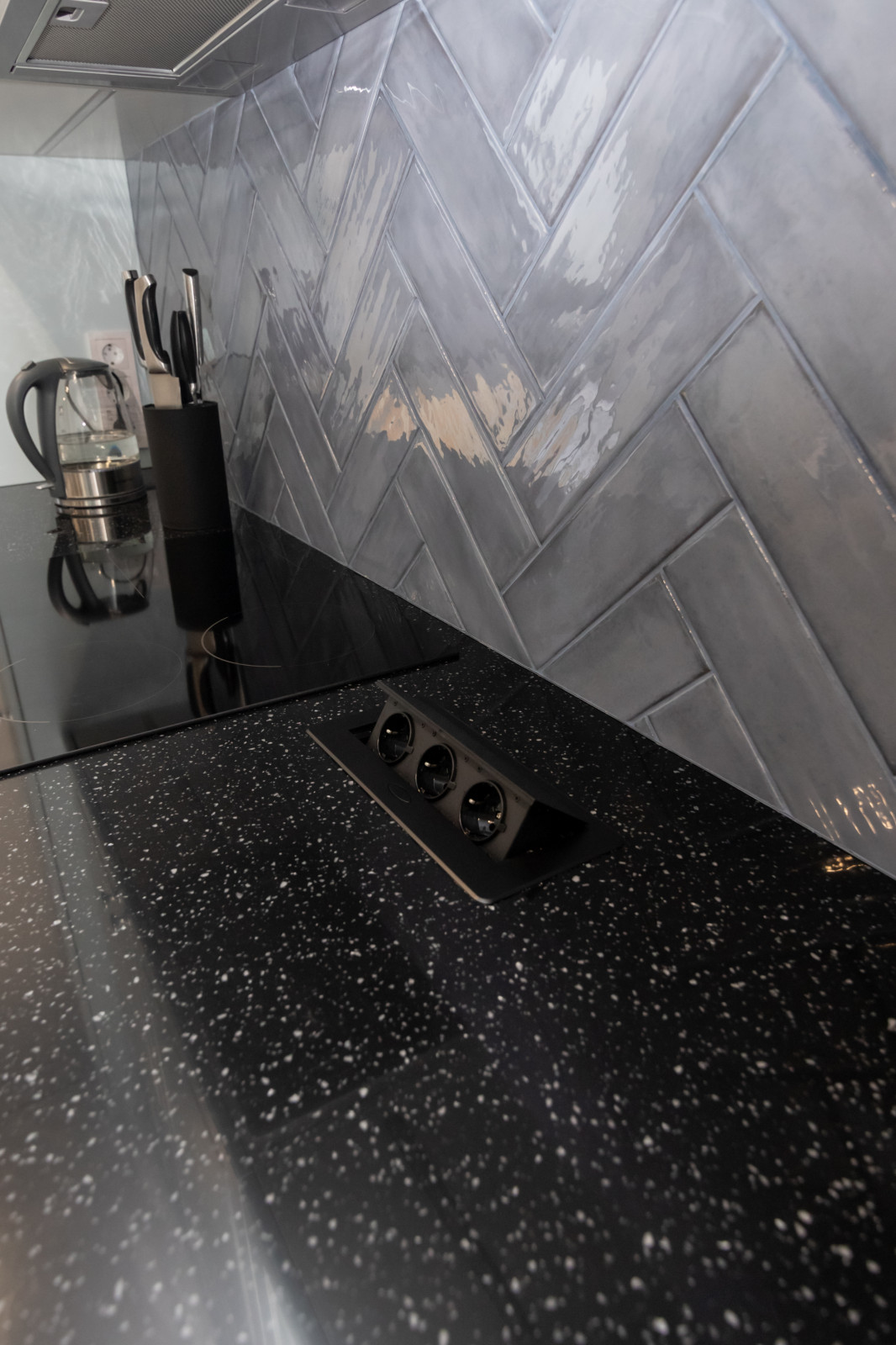 Кухня в серо-голубом цвете с барной стойкой