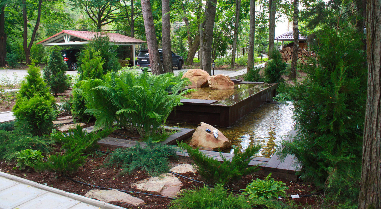 Ландшафтный дизайн участка 1 га с искусственным водоемом в стиле Лофт.