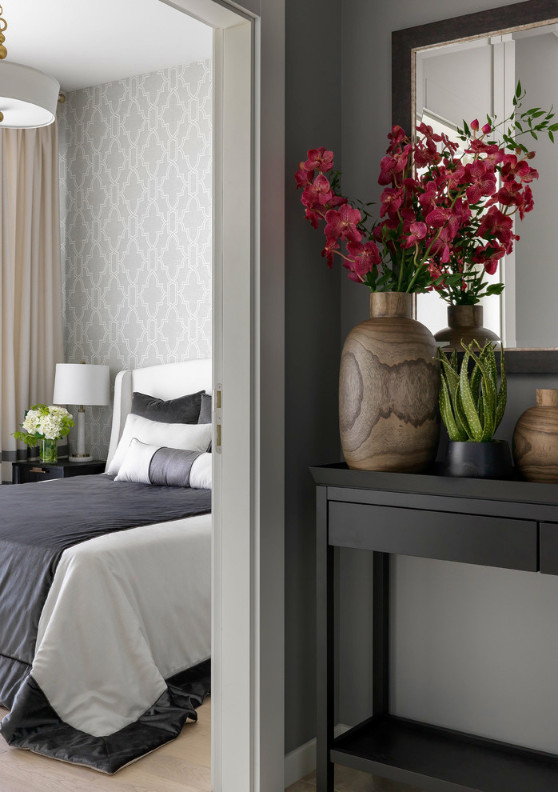 Серые стены и капля бургундского