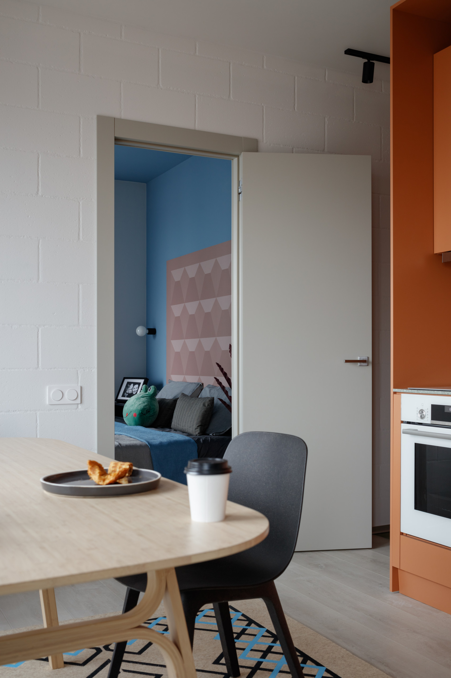 Houzz тур: Квартира с карамельным кубом и «бетонной» панелью ПО-2