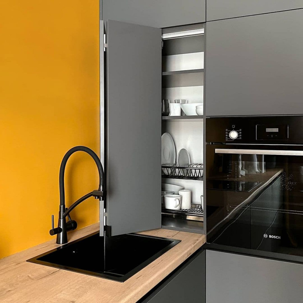 Стильная серая угловая кухня с экстраматовыми фасадами