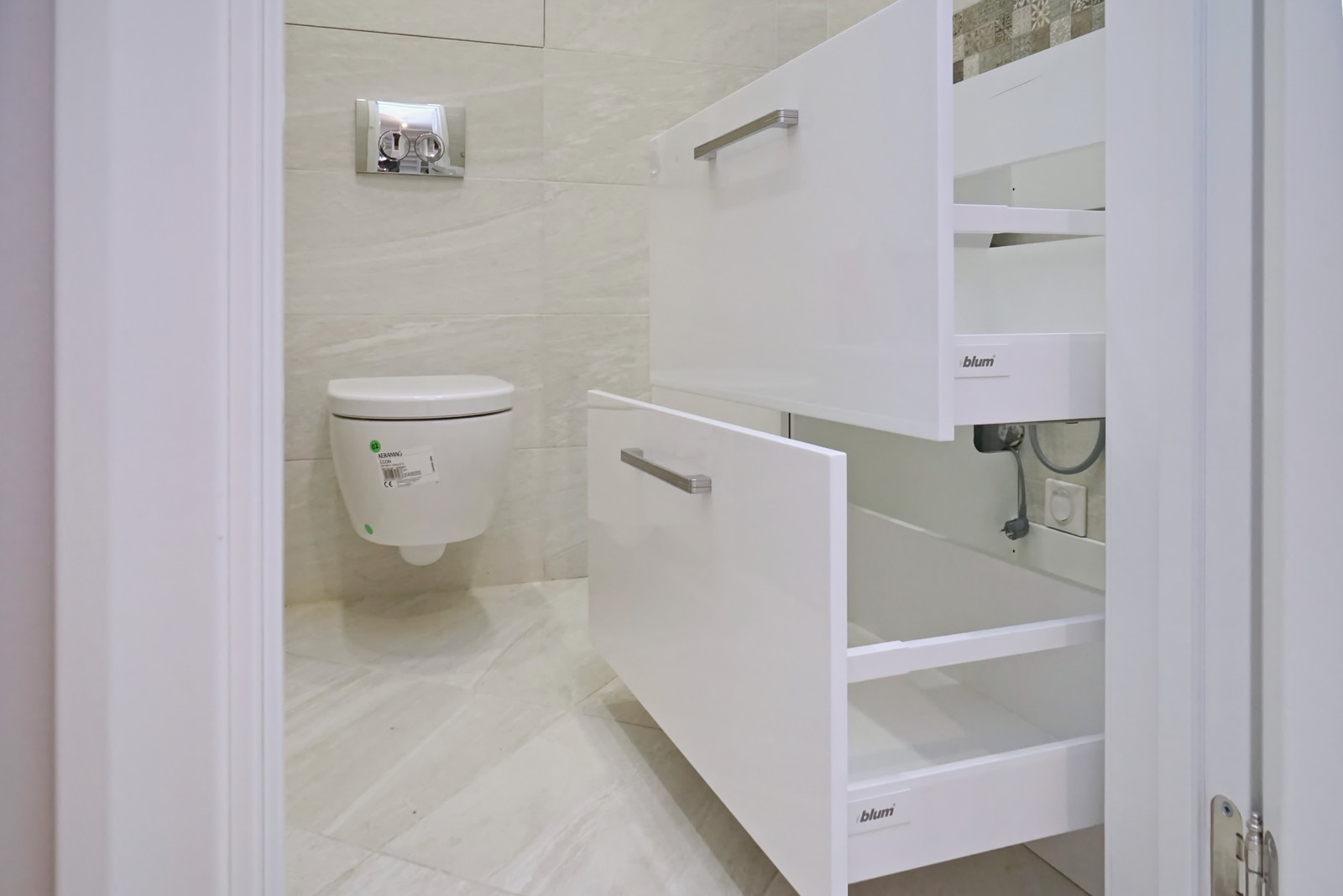 Прихожая, хозшкаф и ванная - всё в белом!