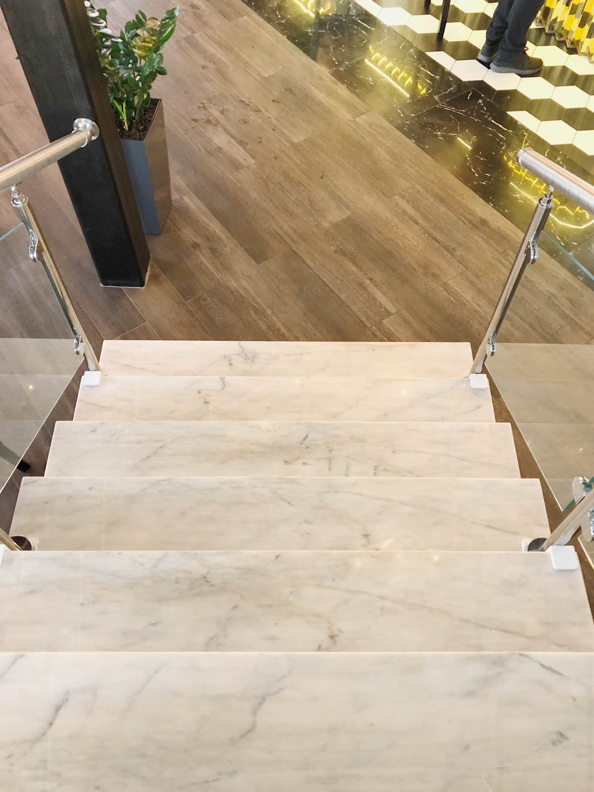 Лестница из белого мрамора "Кибик-Кордон"