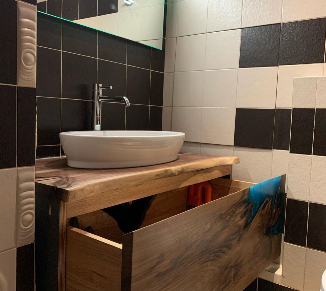 Деревянная тумба из массива в ванную