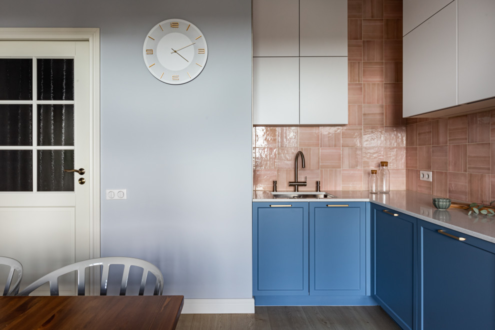 Кухня в Петергофе с высокими потолками