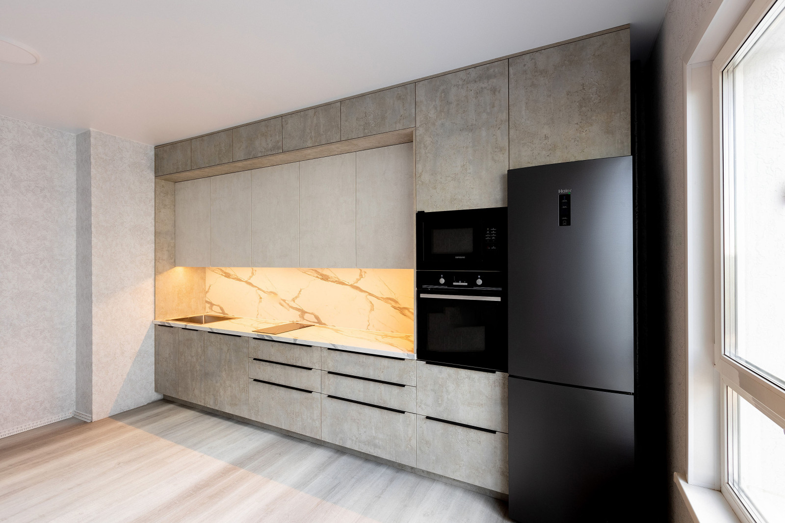 Широкая светлая кухня в современном лофт стиле с фасадами под камень