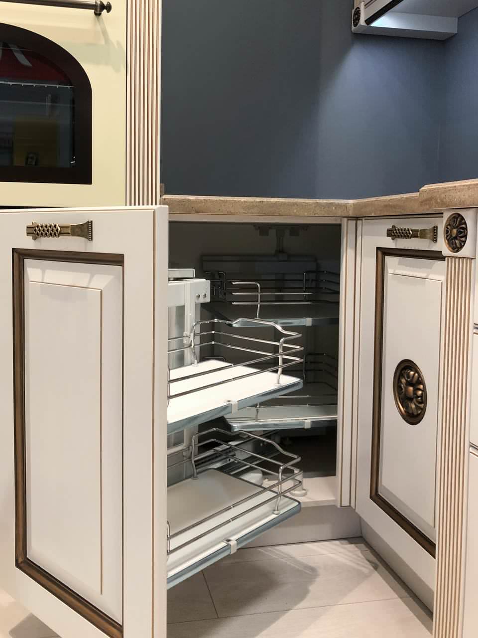 Классическая кухня благородного цвета кашемир с античной патиной