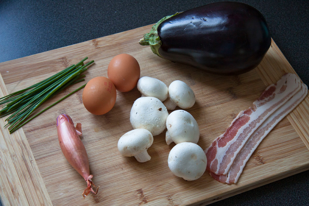 Рецепт: Запеканка из баклажанов, яиц и чипсов из бекона