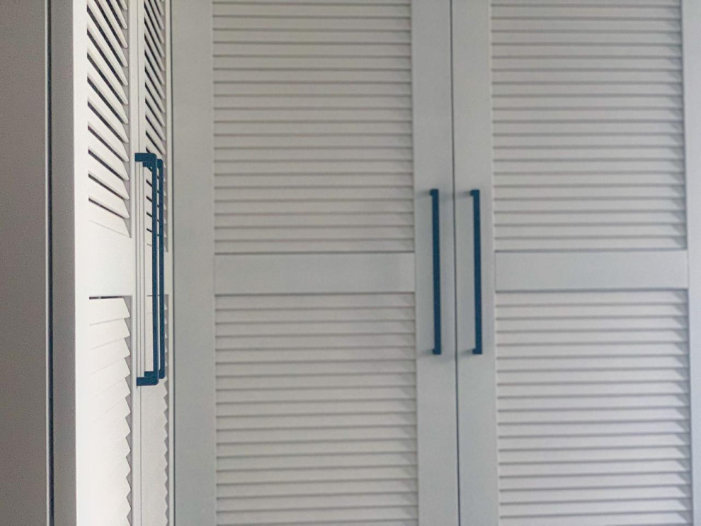 Шкаф с жалюзийными створками