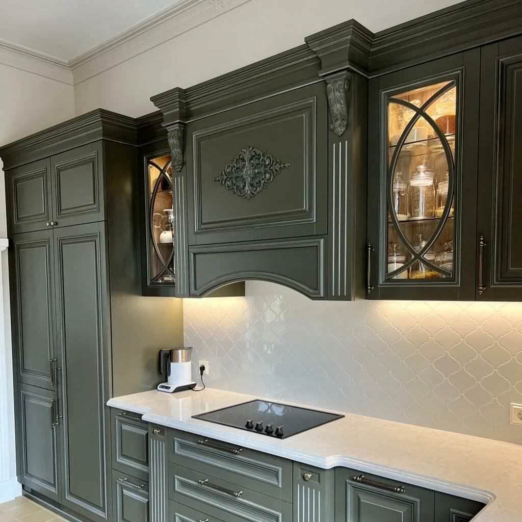 Обложка проекта: Кухня тёмно-фисташкового цвета с островом из массива дерева