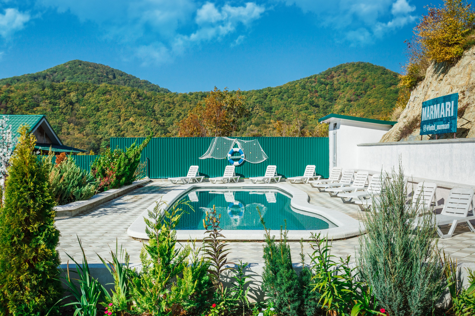 Открытый бассейн в горах.