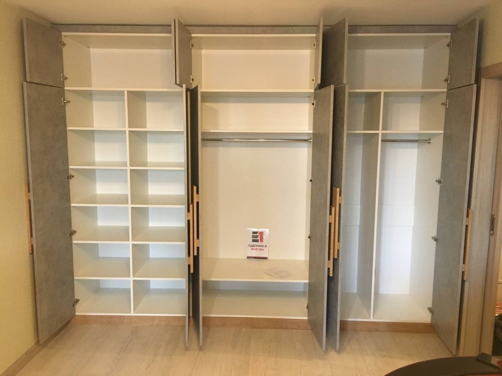 Распашной шкаф в ЛДСП