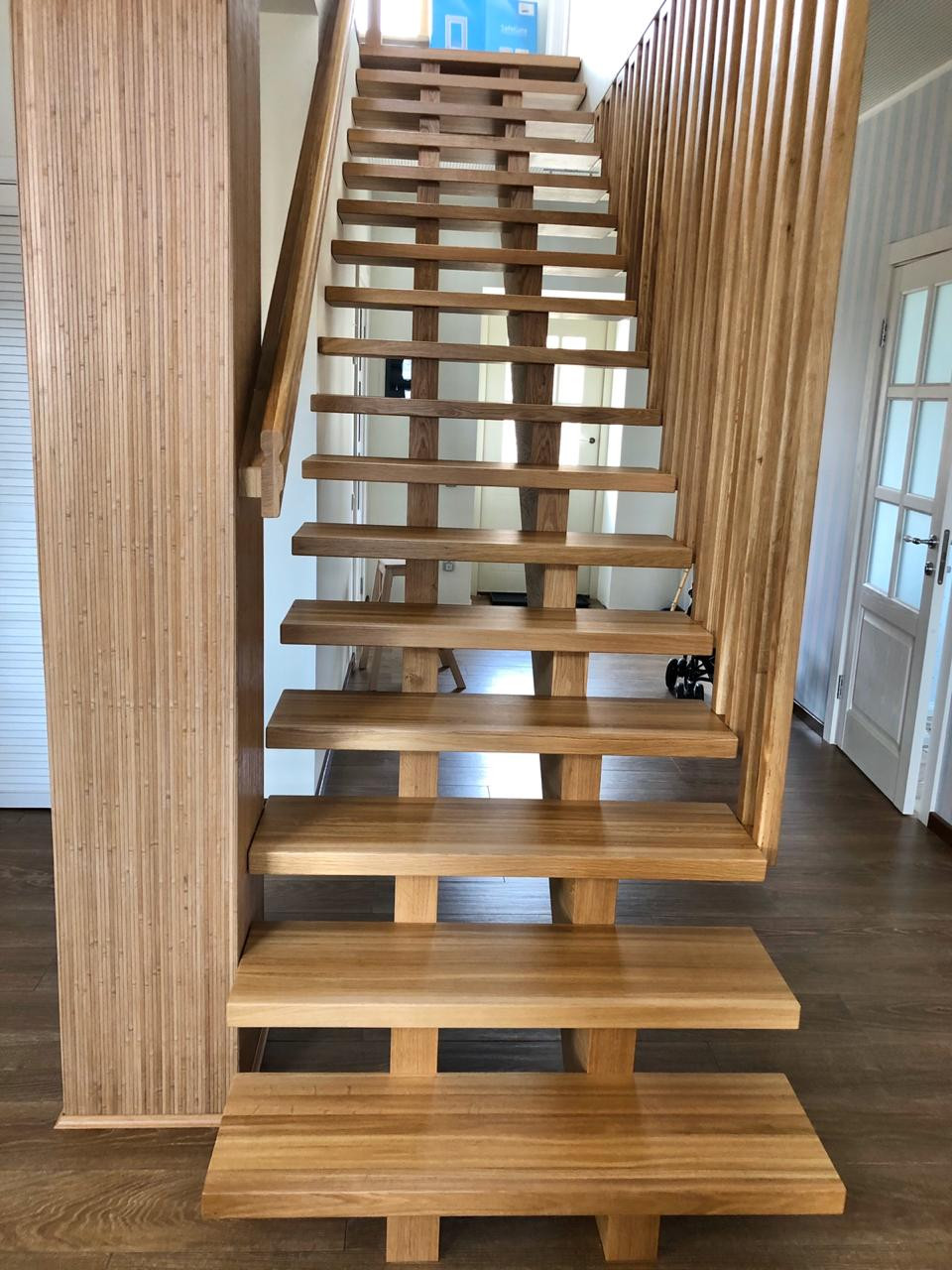 Лестница из массива дуба.