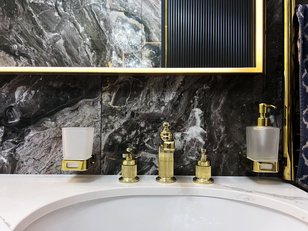 Обложка проекта: Зеркало в сатинированной раме с подсветкой