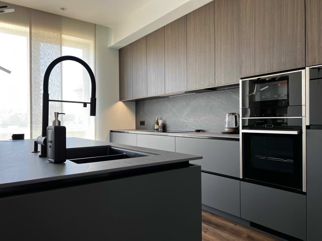 Серая кухня с винным шкафом в острове