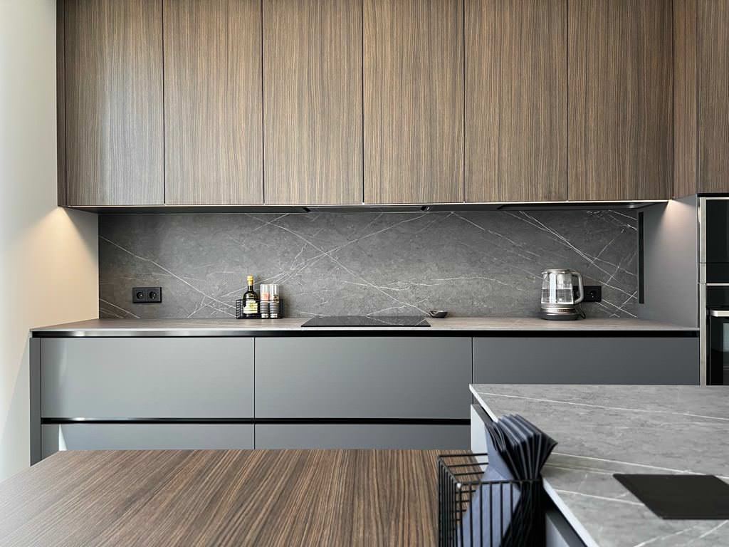 Серая кухня с винным шкафом в острове