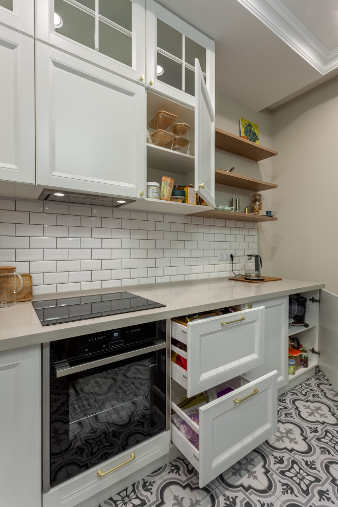 Справа установлены полки из ореха невидимого крепежа