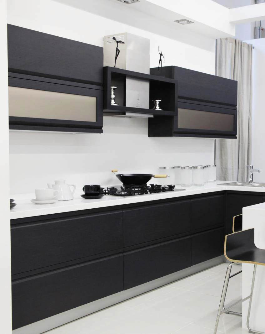 Кухня Пиано с интегрированной ручкой в фасад. Материал шпонированный МДФ