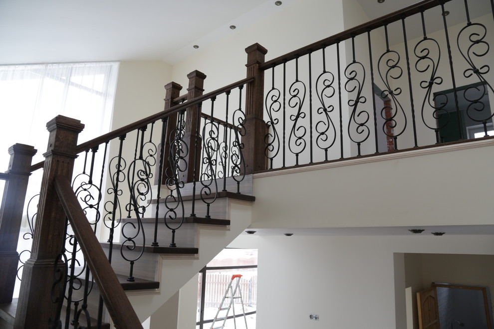 Деревянная лестница с подсветкой