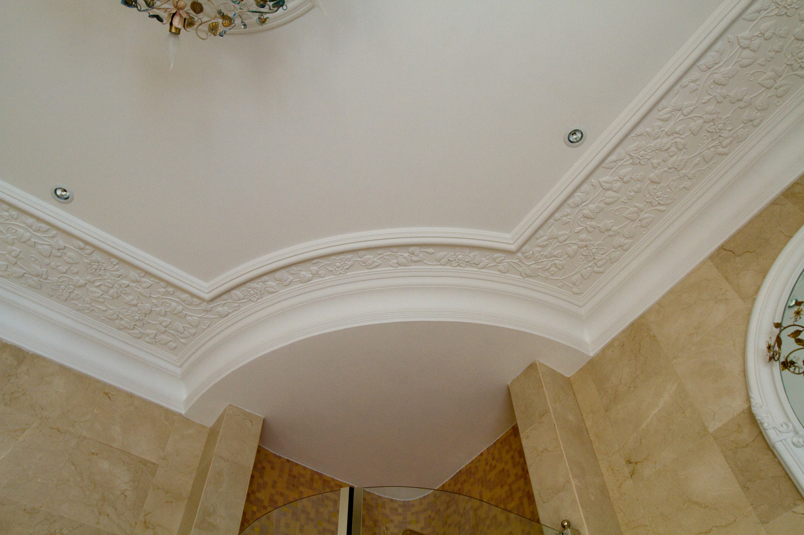 Гипсовая лепнина в загородном доме