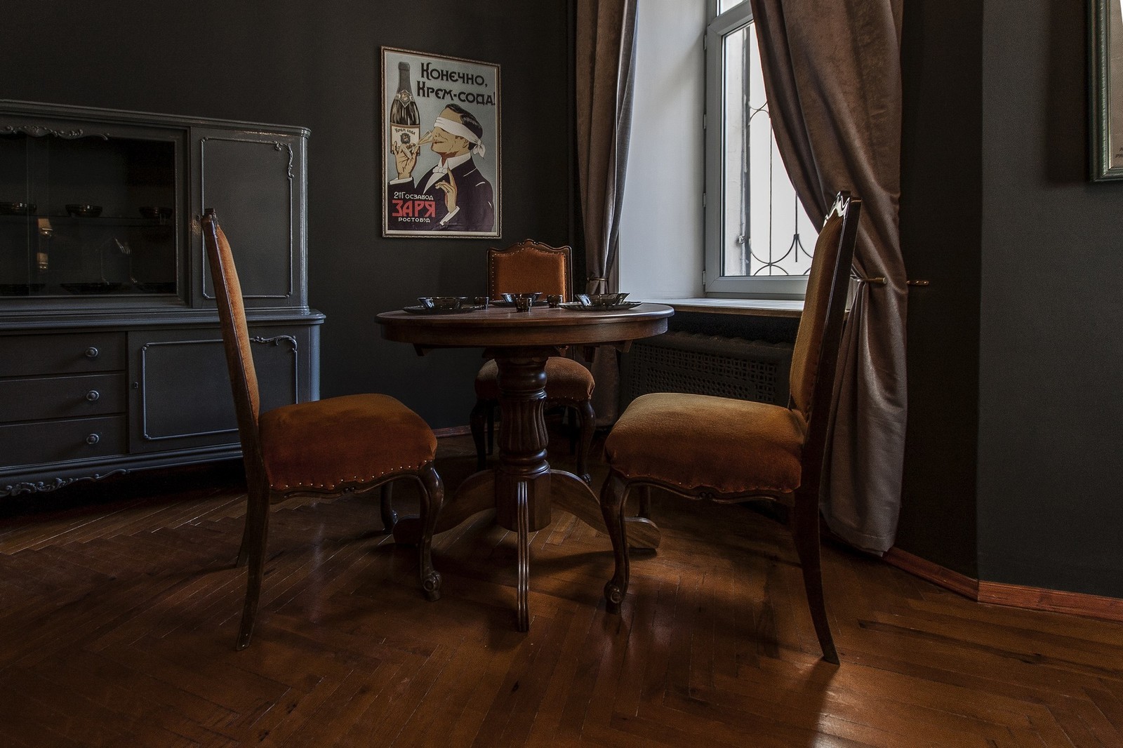 Неоклассика в чёрно-серых тонах.