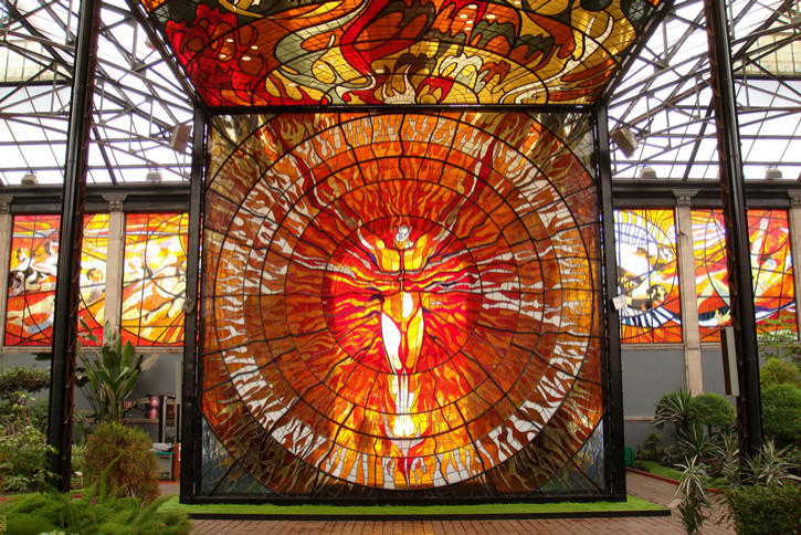 Зачем вам: Цветное стекло в саду