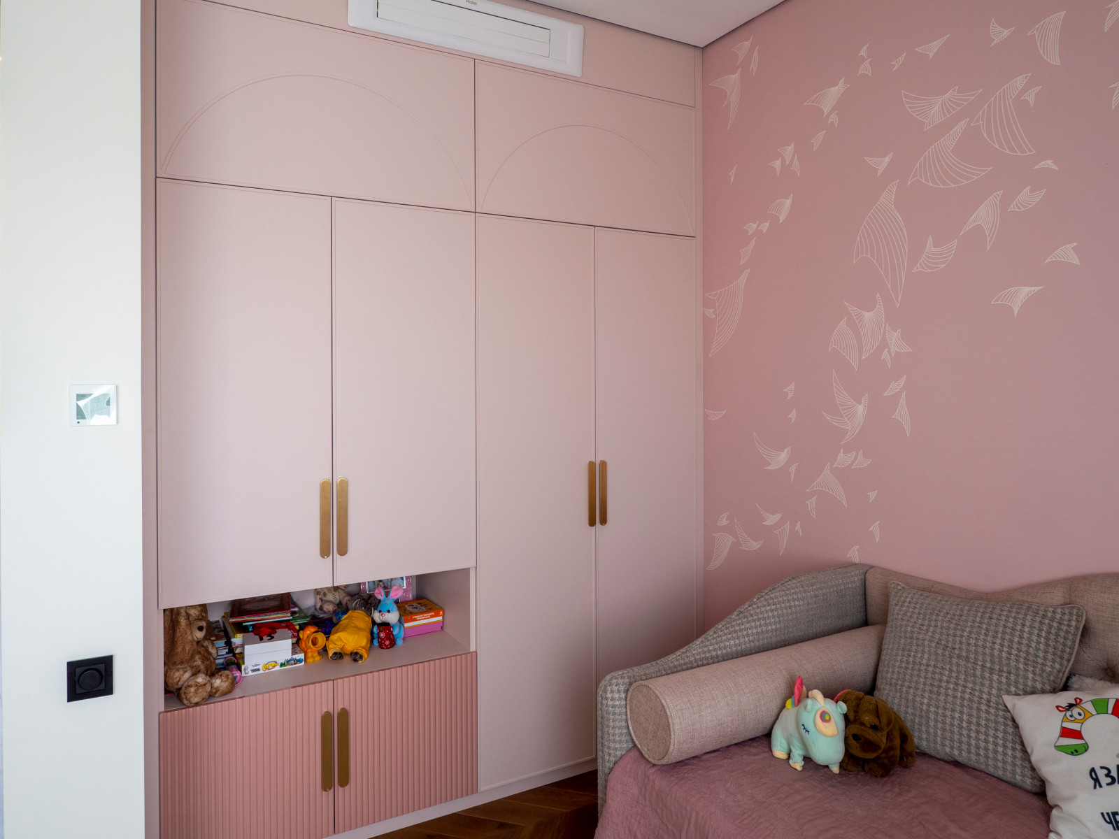 Меблировка детской в розовых тонах