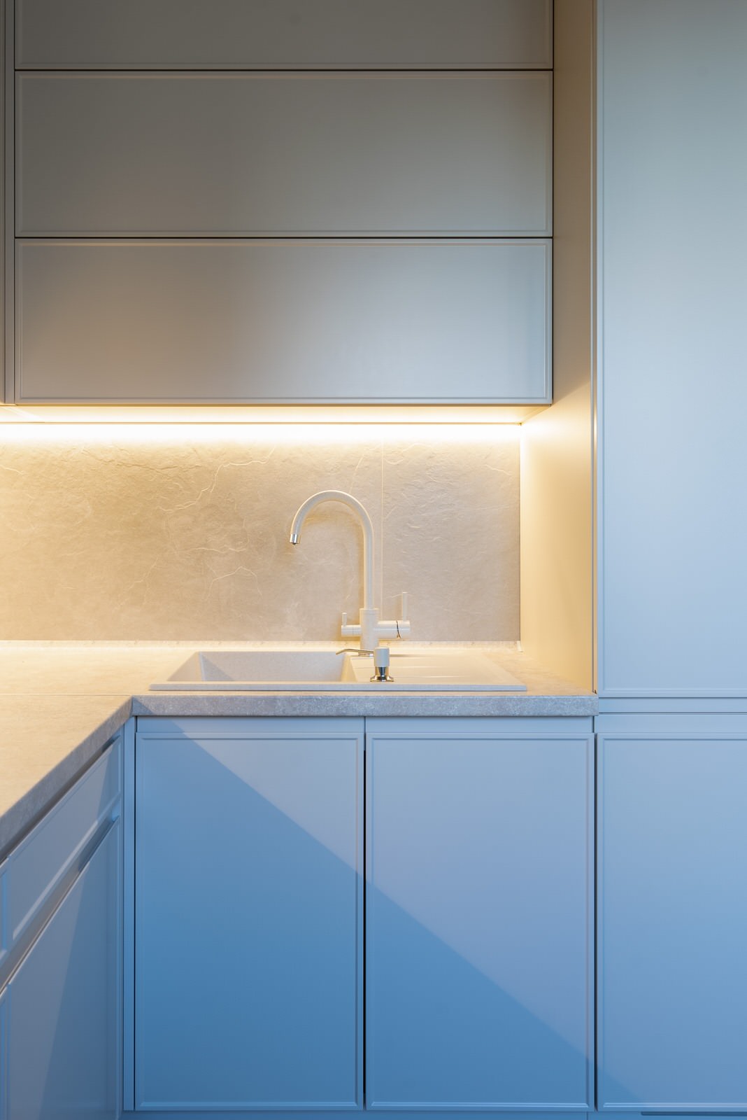 Монохромная кухня до потолка с интересными решениями