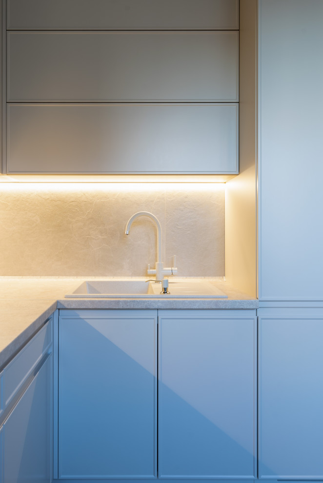 Монохромная кухня до потолка с интересными решениями