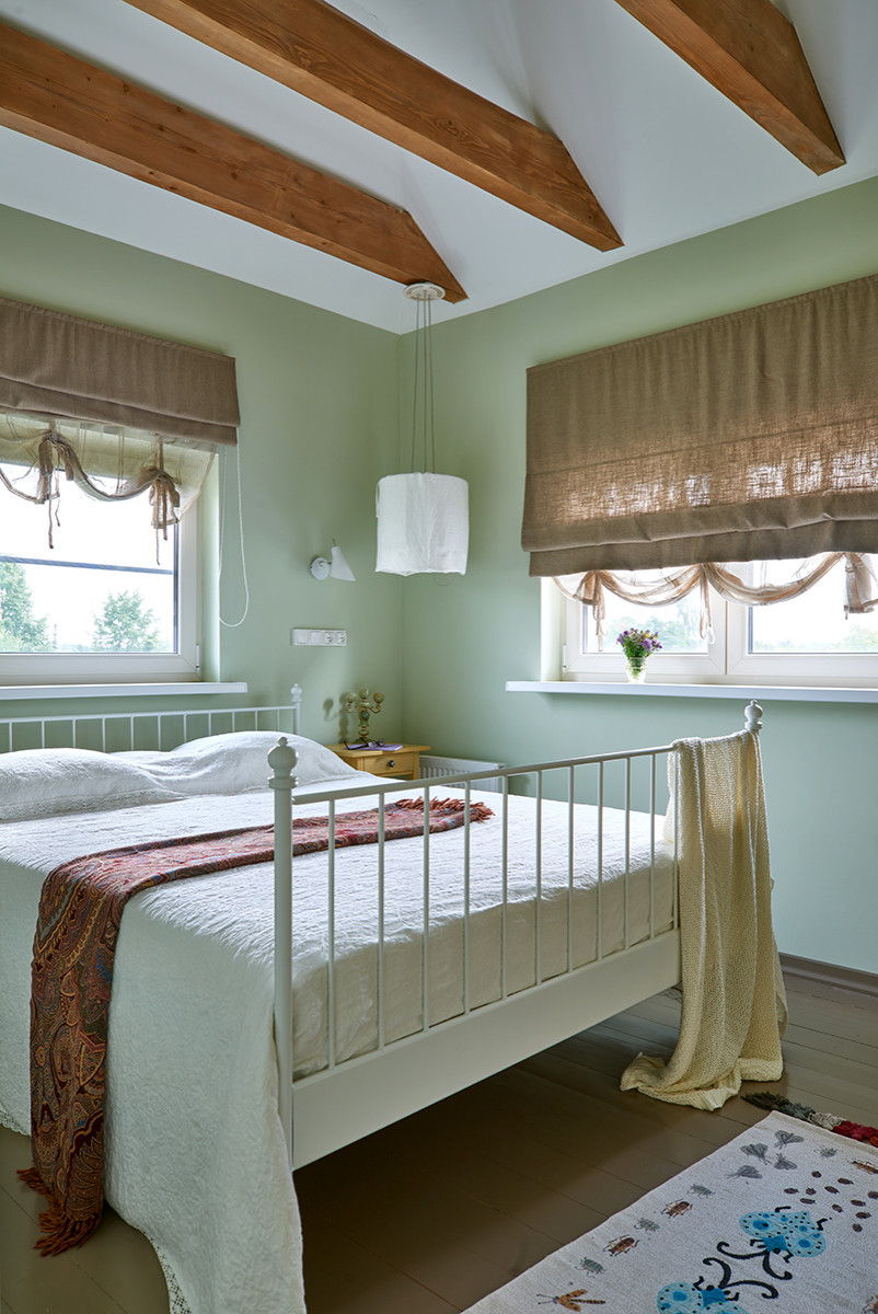 Houzz тур: Бюджетная дача с оранжевыми дверями