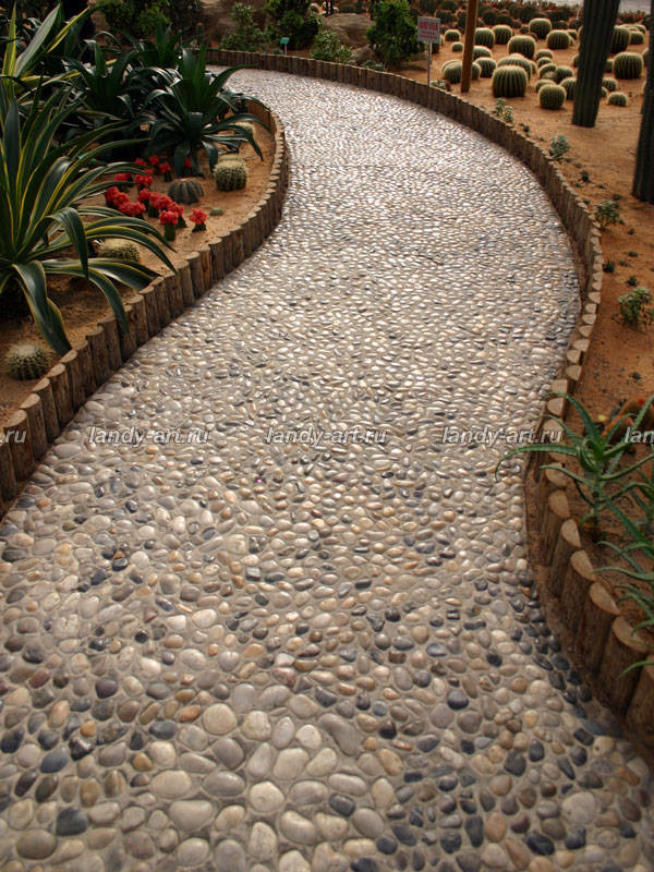 Мощение узорами с использованием разных материалов.