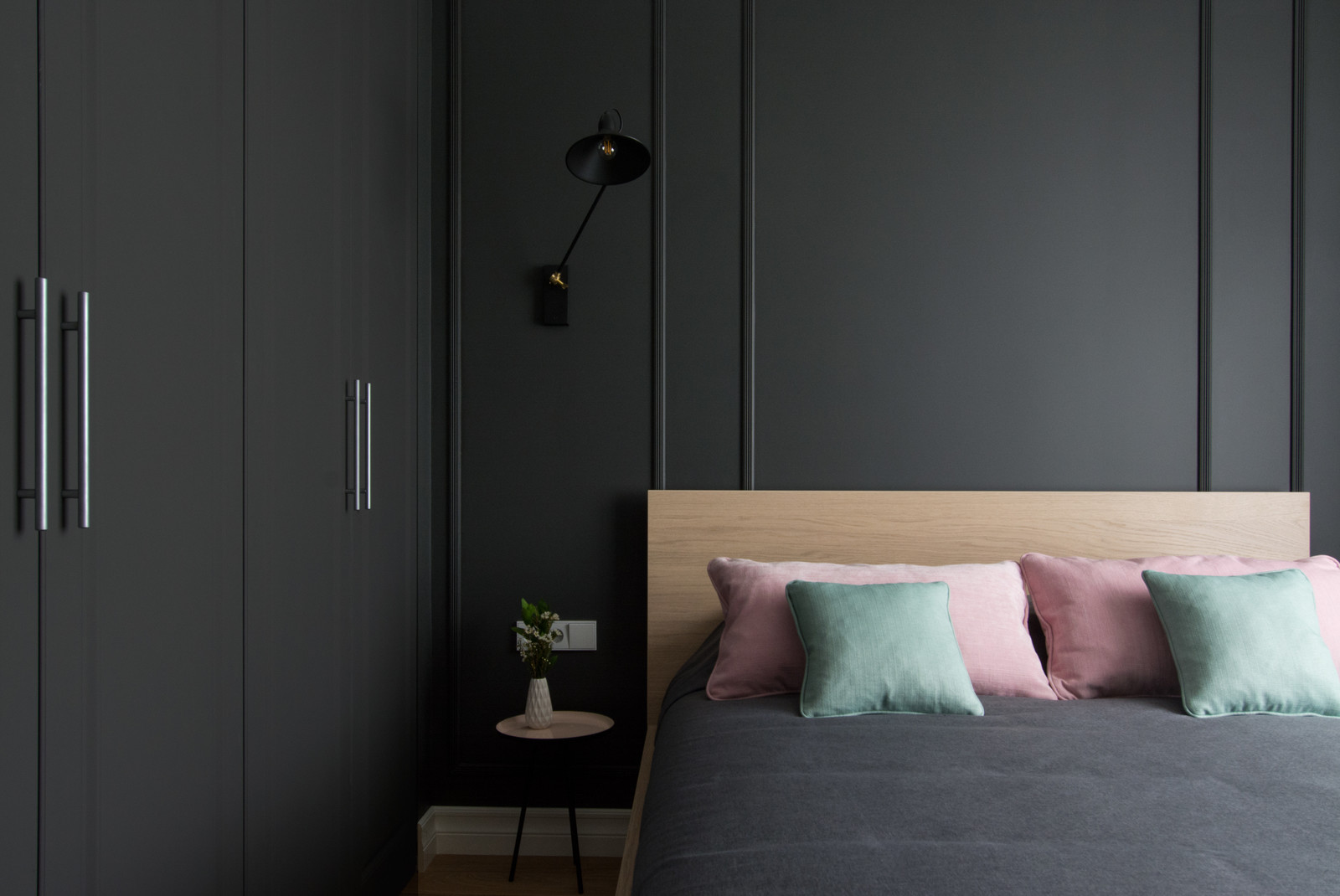 Легкая квартира с темной спальней