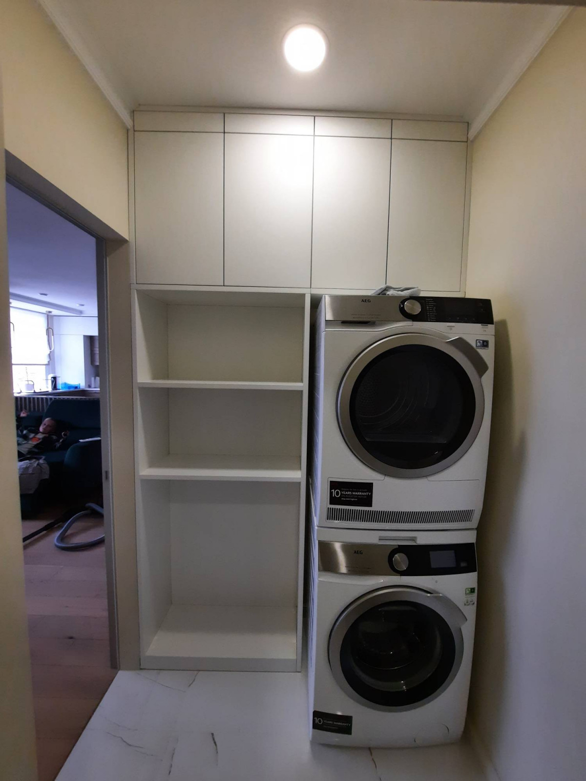 Подвесные тумбы и шкаф в постирочную