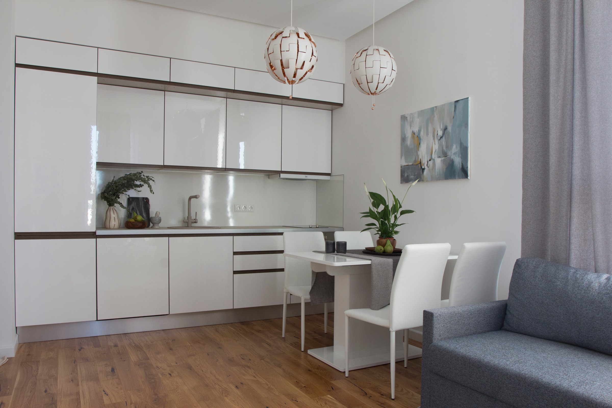 За столом можно комфортно разместить до шести человек