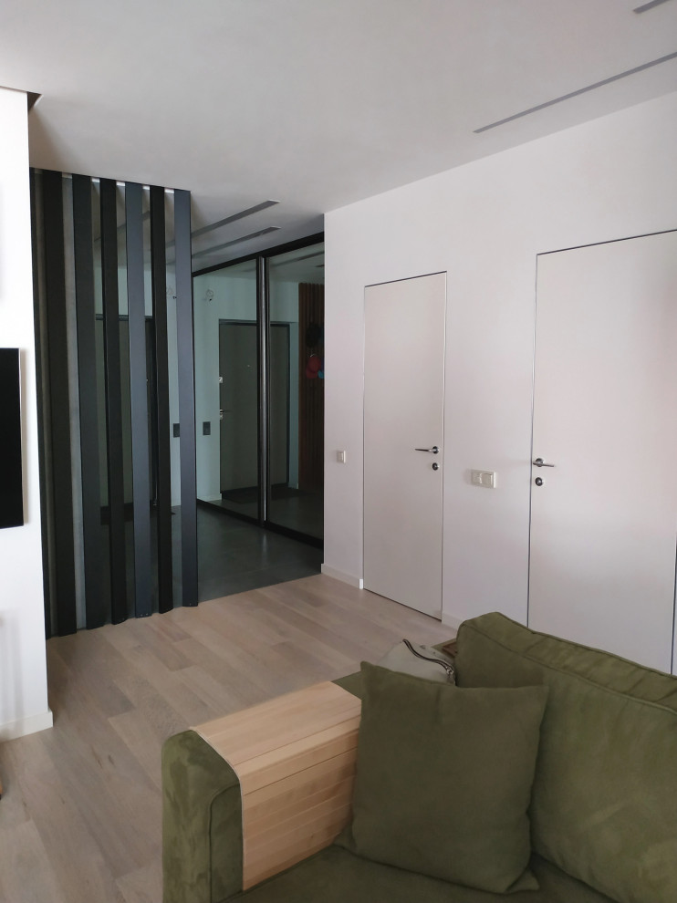 Вид на прихожую из гостиной.