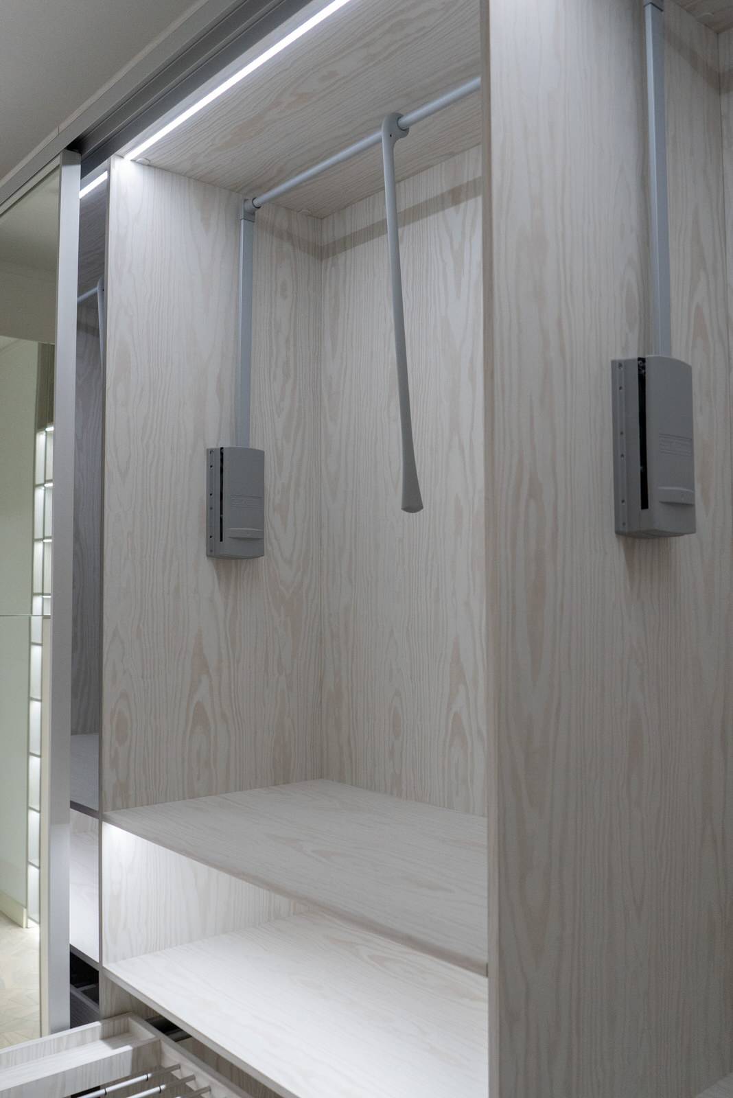 Гардеробная raumplus с LED-подсветкой, брючницами и пантографами