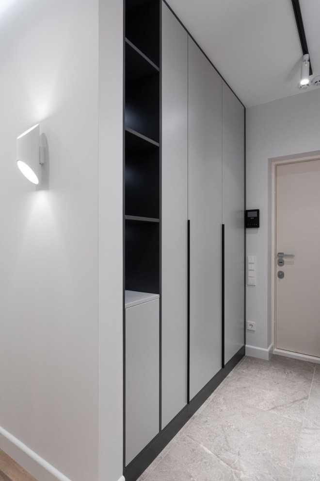 Прихожая в серых тонах