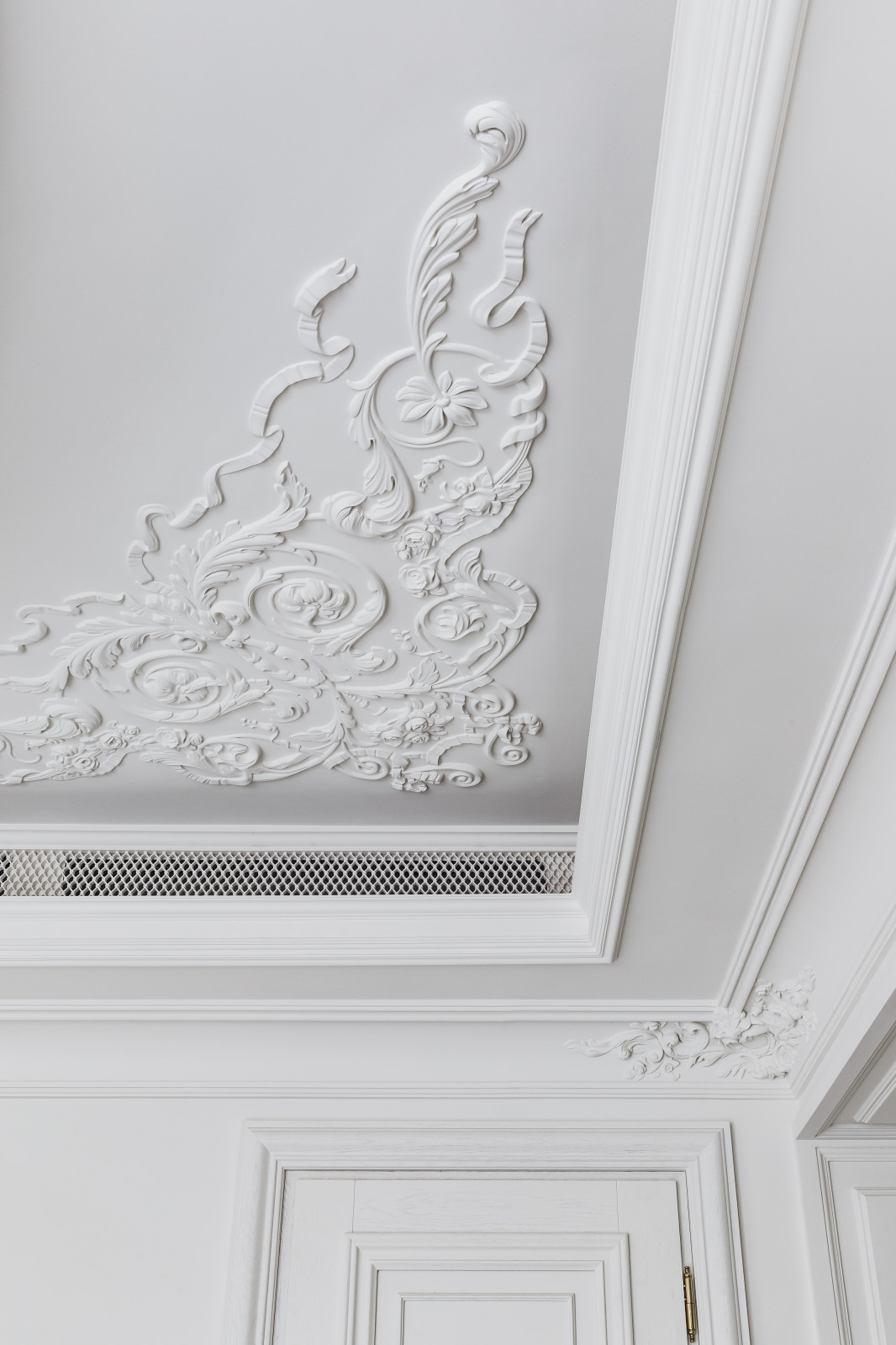 Гипсовая лепнина Аврора в интерьере частного дома в Краснодаре
