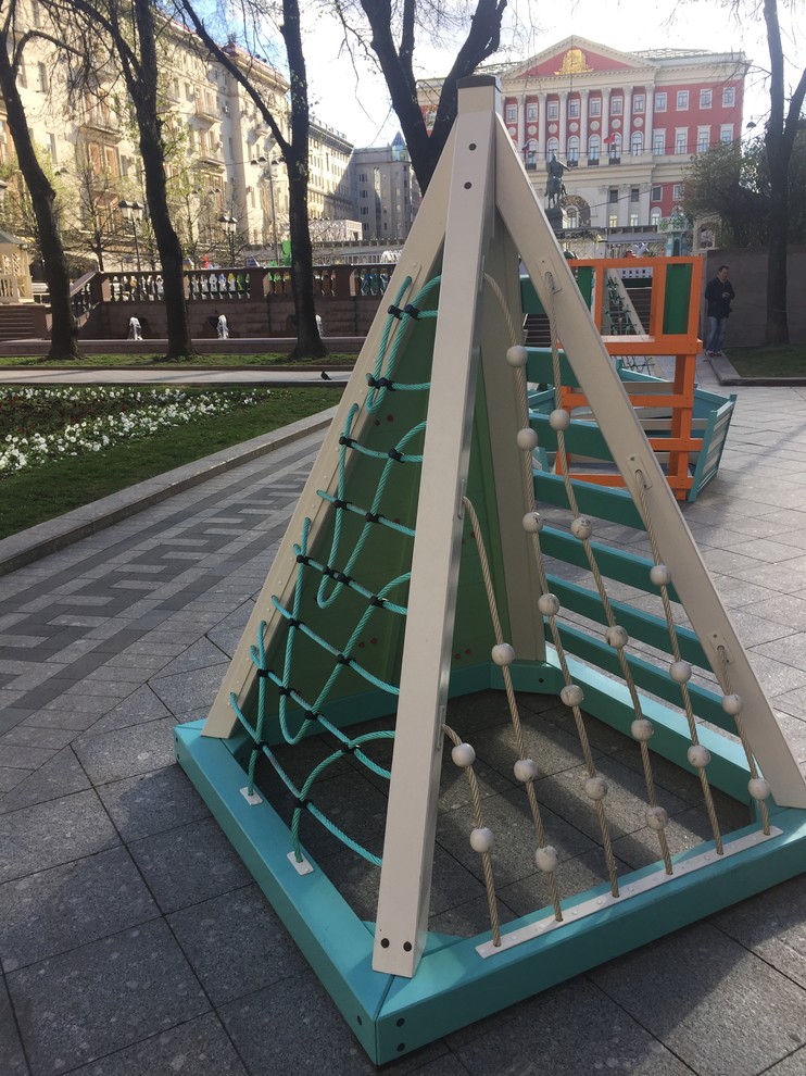Детская площадка "Пирамидка" на фоне Мэрии Москвы.
