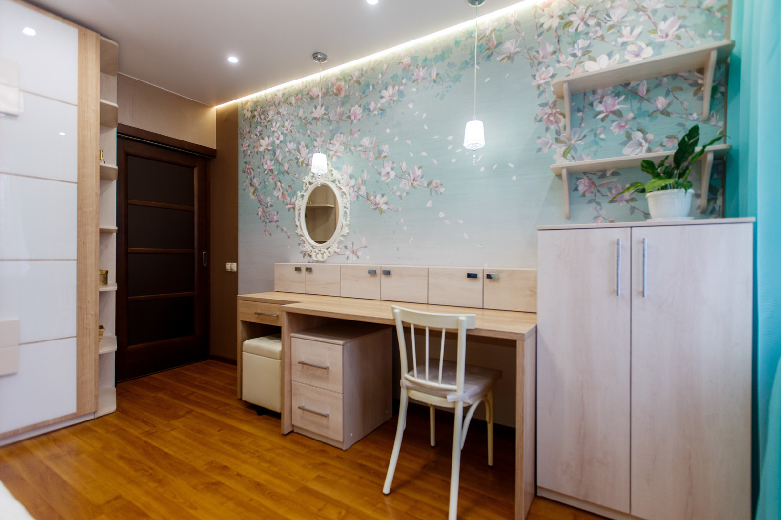 Бирюзовая спальня для молодой девушки.